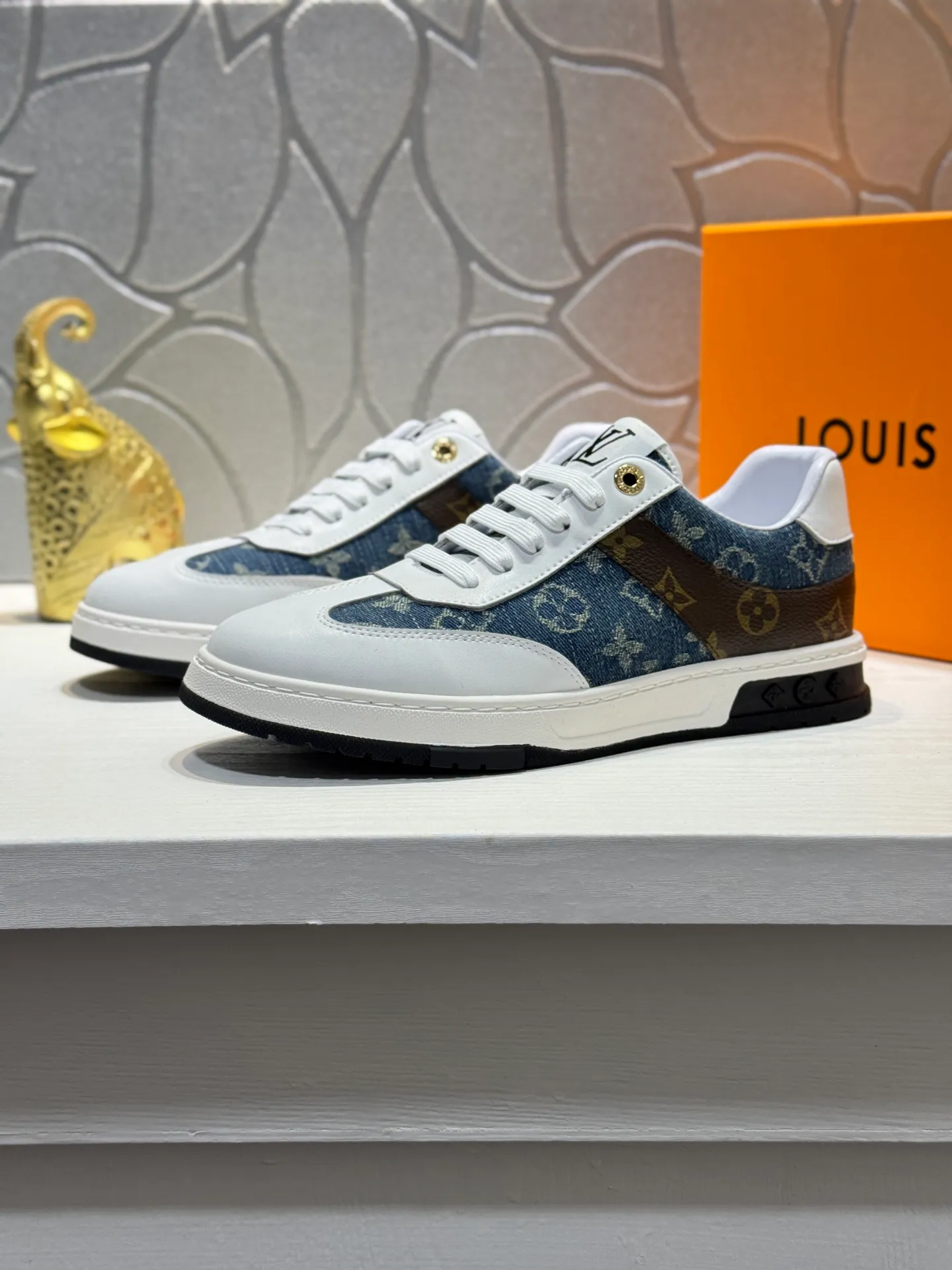 Men's shoes 💰400 [New style] 🐛🐛Top original order - Louis Vuitton®️ Trendy and fashionable yet low-key men's casual shoes, uppers made of LV denim spliced ​​with cowhide, comfortable and breathable, sheepskin lining, original rubber outsole, two colors available ~ a must-have for stylish men. Size: 38-44 (45 customized
